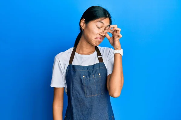 Junge Chinesin Kellnerschürze Die Etwas Stinkendes Und Ekelhaften Unerträglichen Geruch — Stockfoto