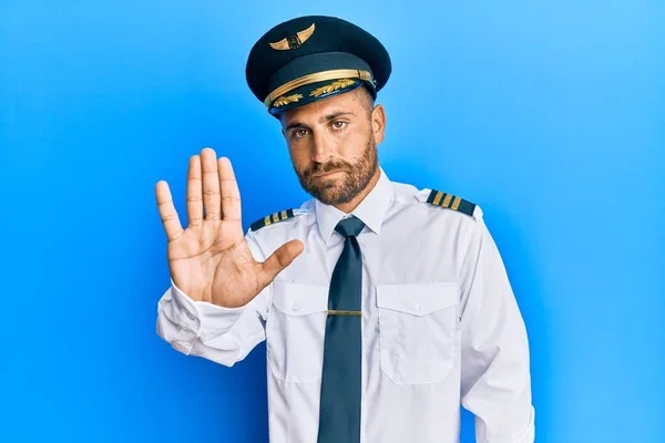 Schöner Mann Mit Bart Flugzeugpilotenuniform Der Mit Der Handfläche Aufhört — Stockfoto