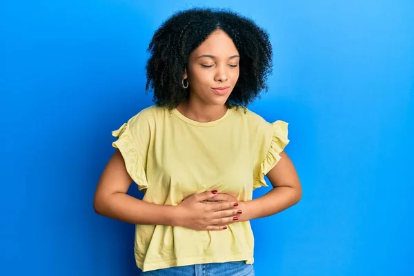 Chica Afroamericana Joven Que Usa Ropa Casual Con Mano Estómago — Foto de Stock