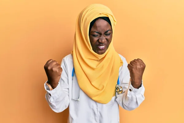 Bella Africana Giovane Donna Indossando Uniforme Medico Hijab Arrabbiato Pazzo — Foto Stock