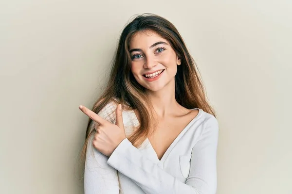 Beyaz Bir Tişört Giyen Genç Beyaz Bir Kadın Gülümsüyor Elleri — Stok fotoğraf