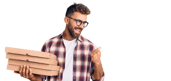 Giovane Uomo Ispanico Tenendo Consegna Pizza Casella Puntando Pollice Verso — Foto Stock