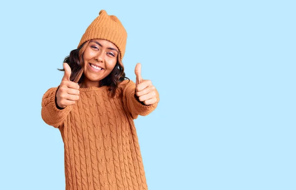 스웨터를 모자를 아름다운 손으로 적극적 행동을 승인하고 웃으며 성공하는 기뻐하고 — 스톡 사진