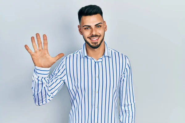 Joven Hombre Hispano Con Barba Con Camisa Casual Rayas Mostrando — Foto de Stock