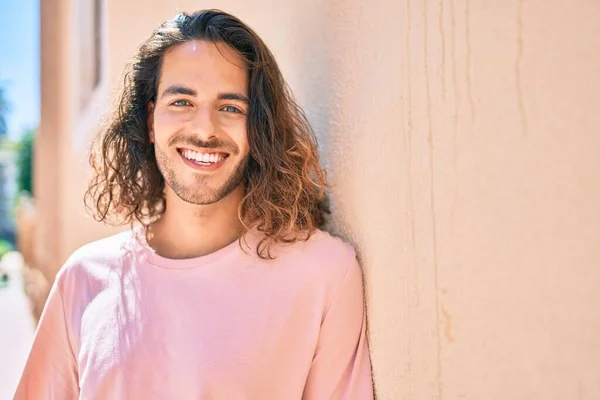 Jovem Hispânico Sorrindo Feliz Olhando Para Câmera Inclinada Parede — Fotografia de Stock