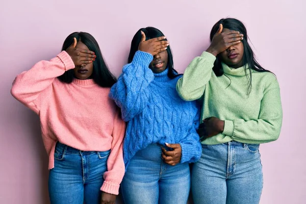 Três Jovens Amigos Afro Americanos Usando Suéter Inverno Cobrindo Olhos — Fotografia de Stock