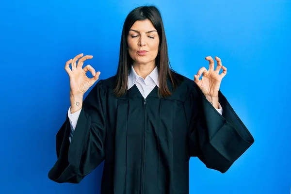 Giovane Donna Ispanica Indossa Uniforme Giudice Rilassarsi Sorridere Con Gli — Foto Stock