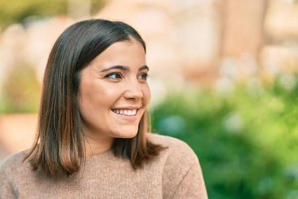 Giovane Donna Ispanica Sorridente Felice Piedi Alla Città — Foto Stock