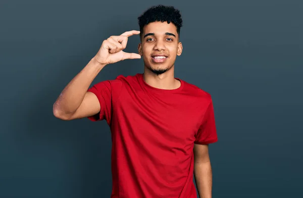 Jovem Afro Americano Vestindo Casual Camiseta Vermelha Sorrindo Confiante Gesto — Fotografia de Stock