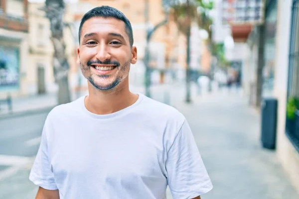 Ung Latinamerikansk Man Ler Glad Promenader Gatan Staden — Stockfoto