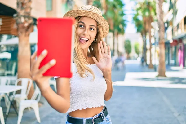 Jovem Loira Turista Menina Sorrindo Feliz Fazendo Chamada Vídeo Usando — Fotografia de Stock