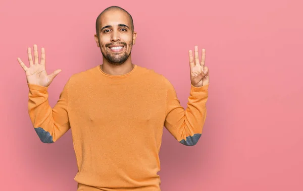 Homem Adulto Hispânico Vestindo Camisola Inverno Casual Mostrando Apontando Para — Fotografia de Stock