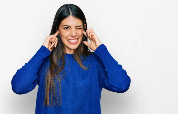 Молода Іспаномовна Жінка Носить Повсякденний Одяг Покриває Вуха Пальцями Роздратованим — стокове фото