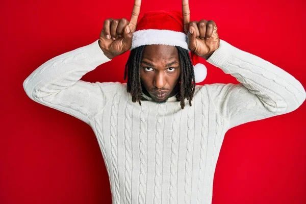 Africano Americano Com Tranças Vestindo Chapéu Natal Fazendo Gesto Engraçado — Fotografia de Stock