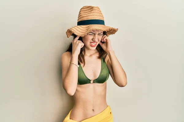 Jonge Brunette Bikini Met Oren Bedekt Met Vingers Met Geïrriteerde — Stockfoto