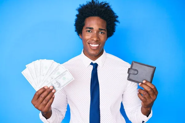 Snygg Afrikansk Amerikansk Man Med Afro Hår Håller Plånbok Och — Stockfoto