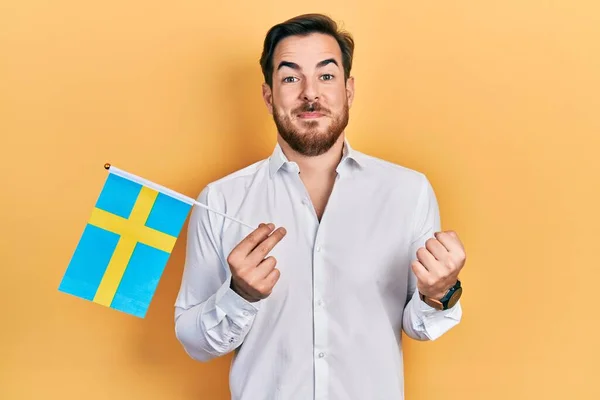 Pohledný Běloch Plnovousem Držící Švédskou Vlajku Křičící Hrdě Oslavující Vítězství — Stock fotografie