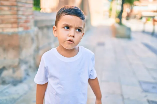 Förtjusande Latinamerikansk Pojke Med Arga Uttryck Som Står Vid Staden — Stockfoto