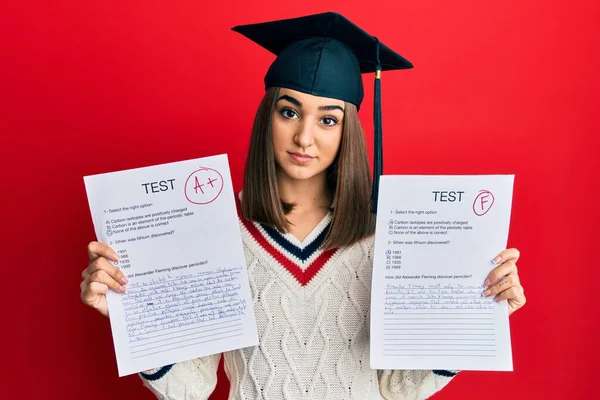 Jeune Fille Brune Portant Une Casquette Graduation Montrant Des Examens — Photo