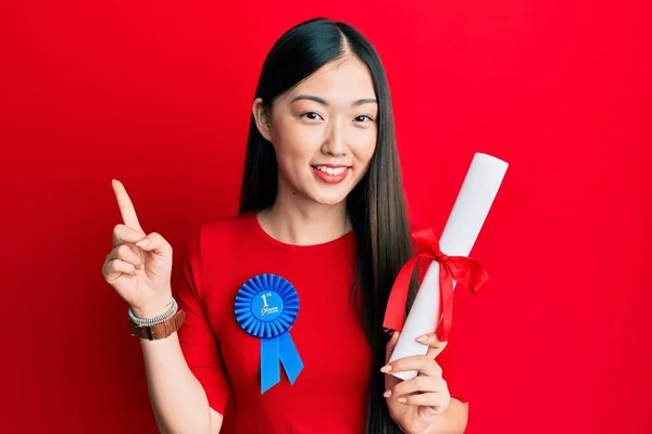 Fiatal Kínai Első Helyen Jelvényt Visel Kezében Diploma Mosolyogva Boldog — Stock Fotó