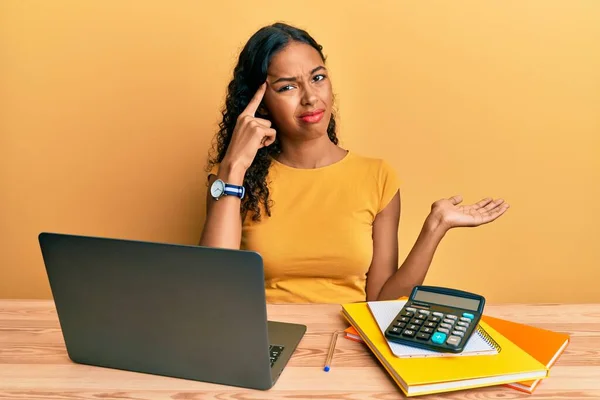 Young African American Girl Working Office Laptop Calculator Confused Annoyed — Stock Photo, Image