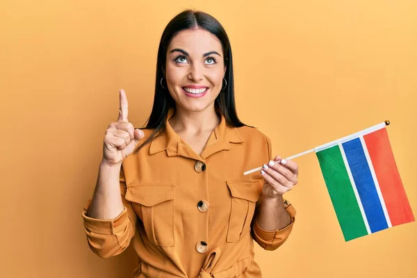 Jovem Morena Segurando Bandeira Gâmbia Sorrindo Com Uma Ideia Pergunta — Fotografia de Stock