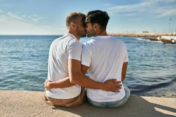 Mladý Gayové Pár Zadní Pohled Líbání Pláži Promenády — Stock fotografie