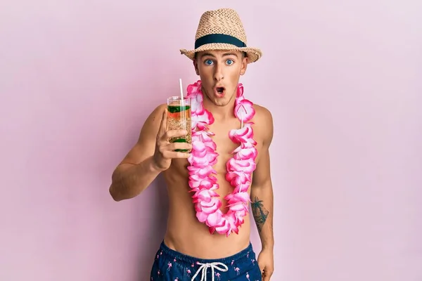 Joven Hombre Caucásico Con Sombrero Verano Lei Hawaiano Bebiendo Cóctel — Foto de Stock