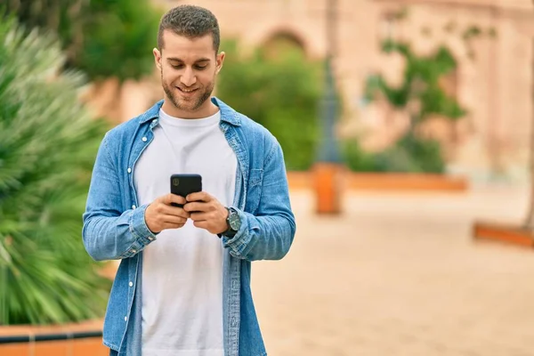 Joven Hombre Caucásico Sonriendo Feliz Usando Teléfono Inteligente Parque —  Fotos de Stock