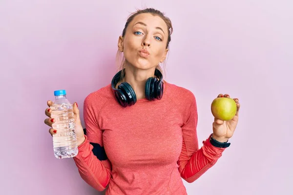 Beautiful Caucasian Sports Woman Holding Water Bottle Green Apple Looking — Stock Photo, Image