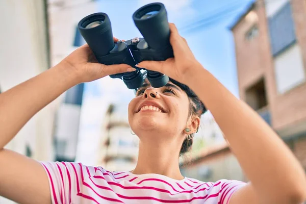 Junges Hispanisches Mädchen Lächelt Glücklich Und Sucht Mit Ferngläsern Nach — Stockfoto