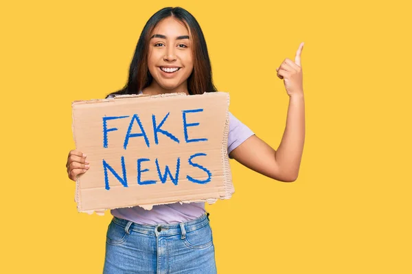 Jonge Latijnse Vrouw Houdt Nep Nieuws Banner Verrast Met Een — Stockfoto