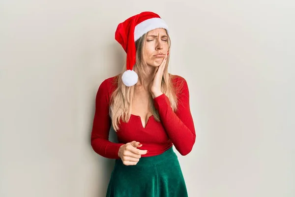 Hermosa Mujer Caucásica Con Traje Navidad Sombrero Tocando Boca Con —  Fotos de Stock