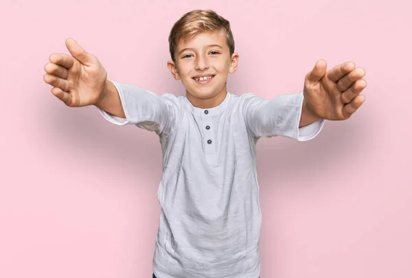 Pequeño Chico Caucásico Con Ropa Casual Mirando Cámara Sonriendo Con — Foto de Stock