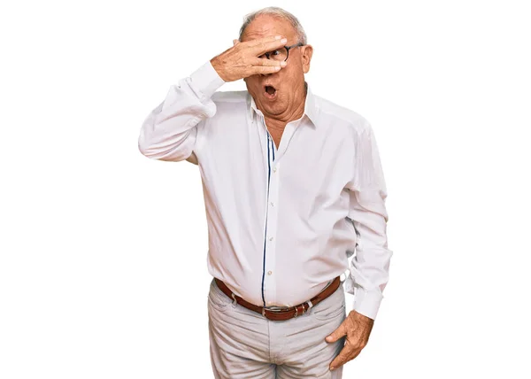 Hombre Caucásico Mayor Con Camisa Negocios Gafas Asomándose Shock Cubriendo —  Fotos de Stock