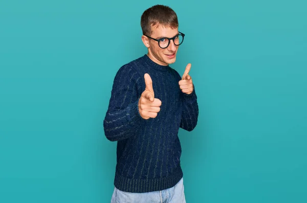 Mladý Blonďatý Muž Neformálním Oblečení Brýlích Ukazuje Prstem Kameru Šťastnou — Stock fotografie