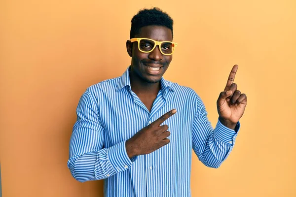 Handsome Black Man Wearing Yellow Glasses Smiling Looking Camera Pointing — Stock Photo, Image