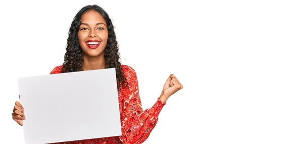 Jovem Afro Americana Segurando Banner Vazio Gritando Orgulhoso Celebrando Vitória — Fotografia de Stock