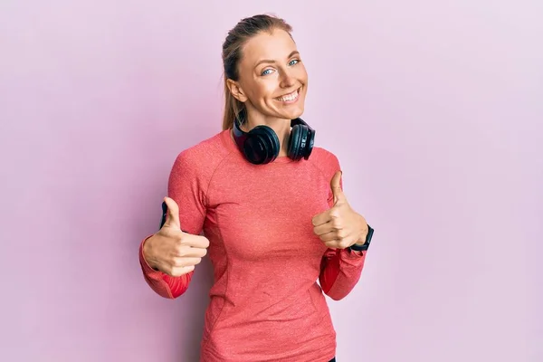 Mooie Blanke Vrouw Draagt Sportkleding Armband Succes Teken Doet Positief — Stockfoto