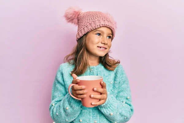 Niña Hermosa Sosteniendo Taza Rosa Usando Lindo Sombrero Lana Sonriendo — Foto de Stock