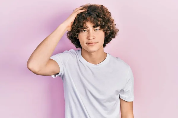 Hombre Joven Guapo Con Camiseta Blanca Casual Confundir Preguntarse Acerca —  Fotos de Stock