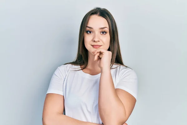 Menina Hispânica Jovem Vestindo Casual Shirt Branca Sorrindo Olhando Confiante — Fotografia de Stock