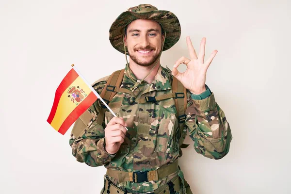 Spanyol Bayrağı Taşıyan Kamuflaj Üniforması Giyen Beyaz Bir Genç Parmaklarıyla — Stok fotoğraf