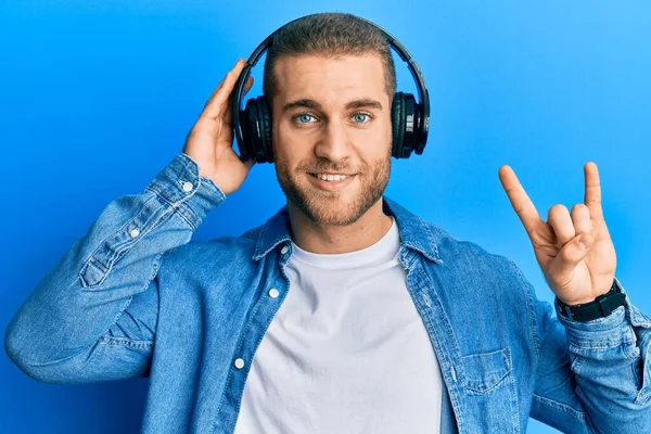 Jeune Homme Caucasien Utilisant Des Écouteurs Faisant Symbole Rock Souriant — Photo