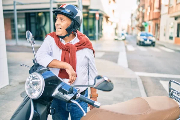 Ανώτερος Μοτοσικλετιστής Άνθρωπος Χαμογελά Χαρούμενος Φορώντας Moto Κράνος Στην Πόλη — Φωτογραφία Αρχείου