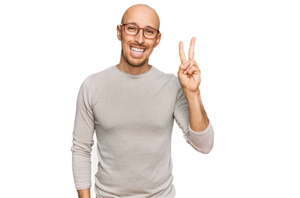 秃头的男人 留着胡子 穿着休闲装 戴着眼镜 用第二指尖 面带微笑 自信而快乐 — 图库照片