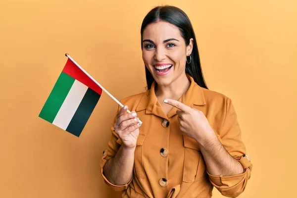 Jovem Morena Segurando Árabe Unido Emirates Bandeira Sorrindo Feliz Apontando — Fotografia de Stock