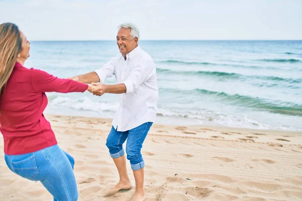 Μεσήλικες Ερωτευμένοι Χορεύουν Στην Παραλία Ευτυχισμένοι Και Χαρούμενοι Μαζί — Φωτογραφία Αρχείου