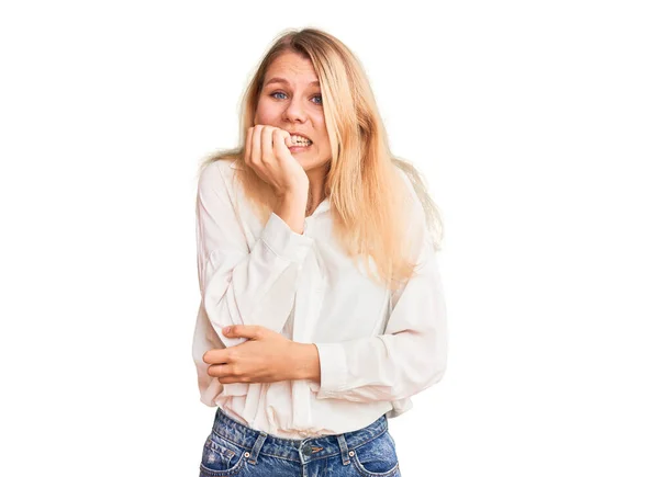 Jovem Mulher Loira Bonita Vestindo Camisa Casual Olhando Estressado Nervoso — Fotografia de Stock