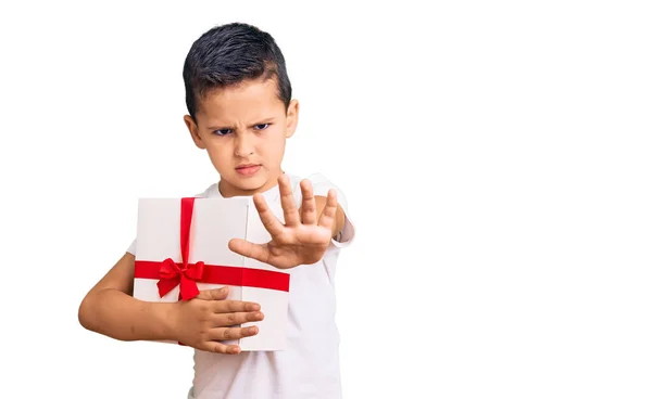 Mały Uroczy Chłopiec Trzyma Prezent Otwartą Ręką Robi Znak Stop — Zdjęcie stockowe